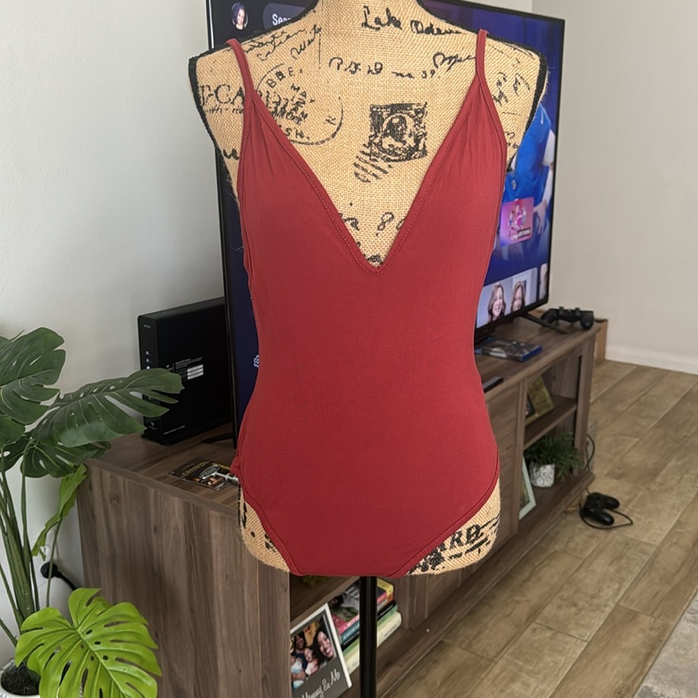 Boohoo Deep V Rust Red Sleeveless Bodysuit